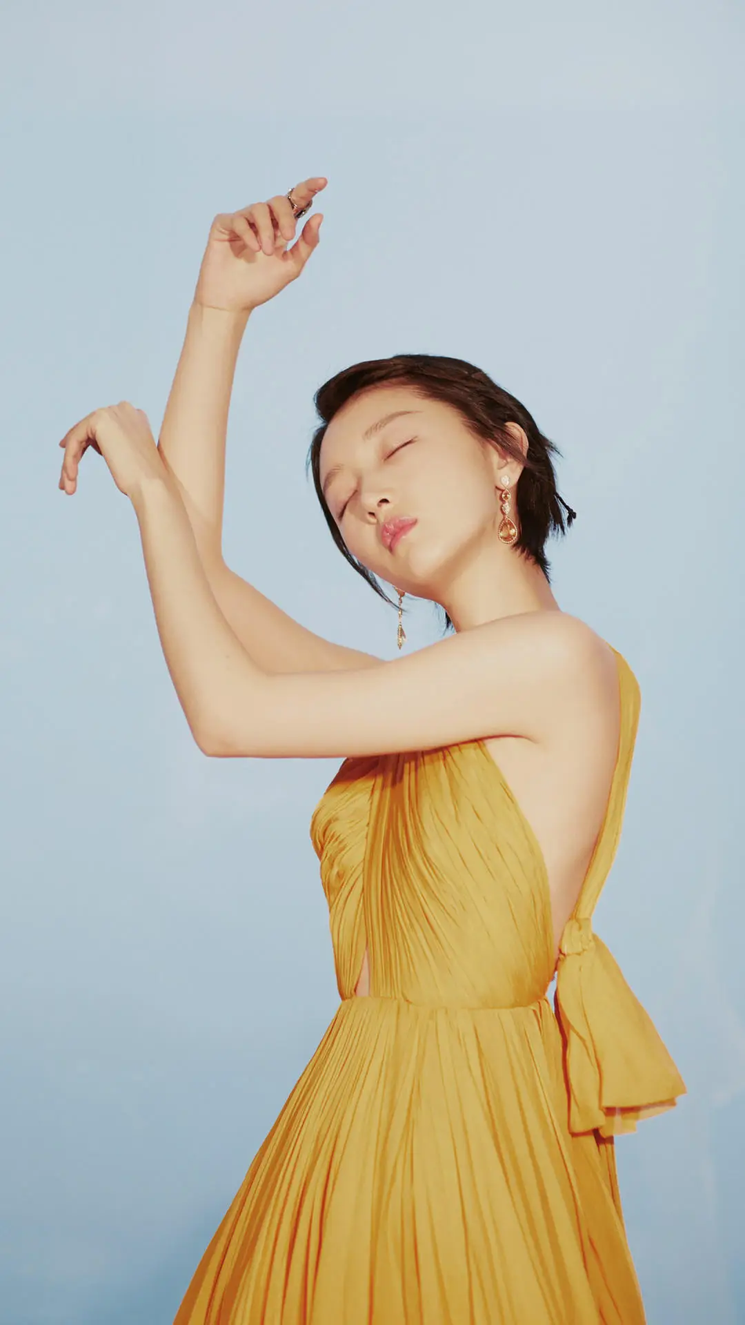 周冬雨黄裙活力满满